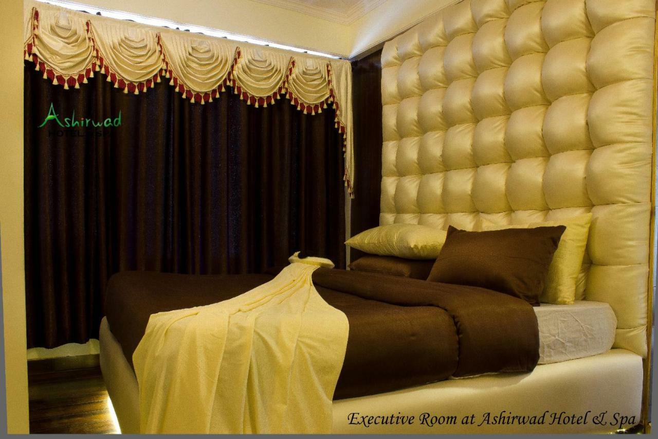 Hotel Ashirward 穆索里 外观 照片