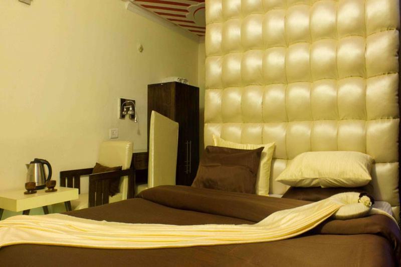 Hotel Ashirward 穆索里 外观 照片